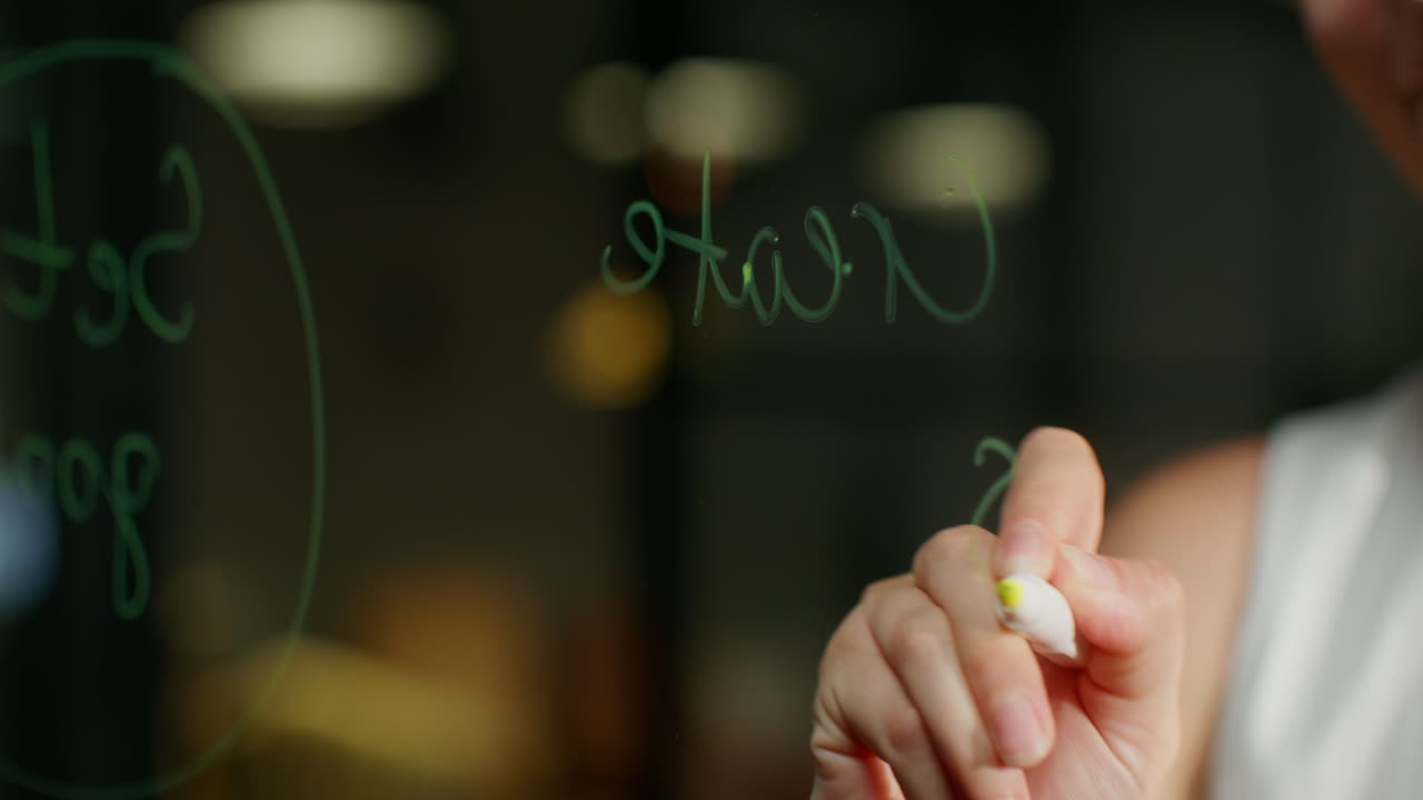 유리 위 에 메모 를 쓰는 여자