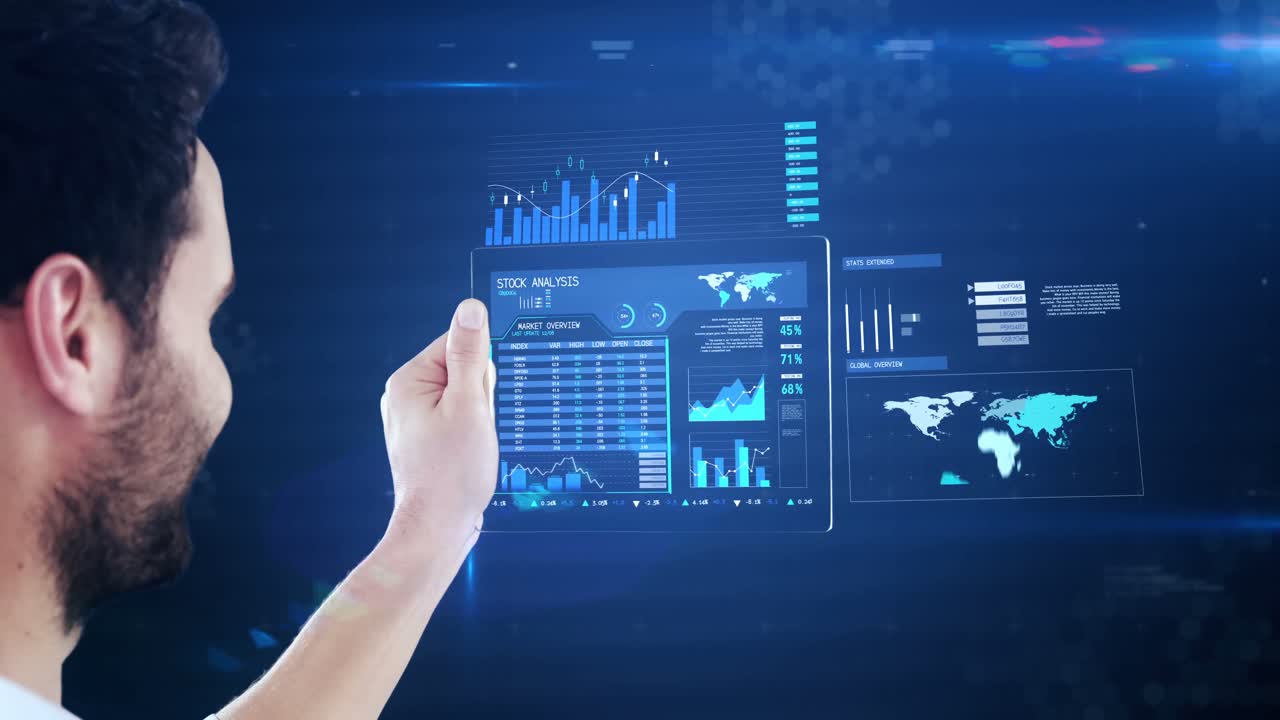 Uomo che usa un tablet futuristico