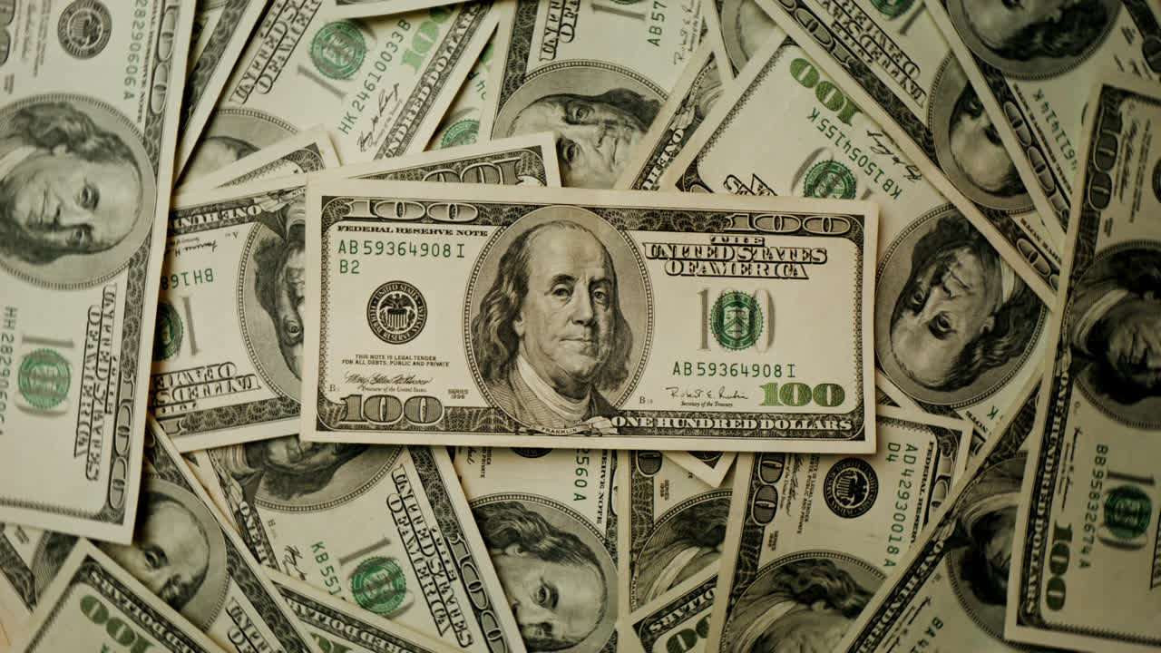 Bunke med amerikanske hundre-dollarsedler