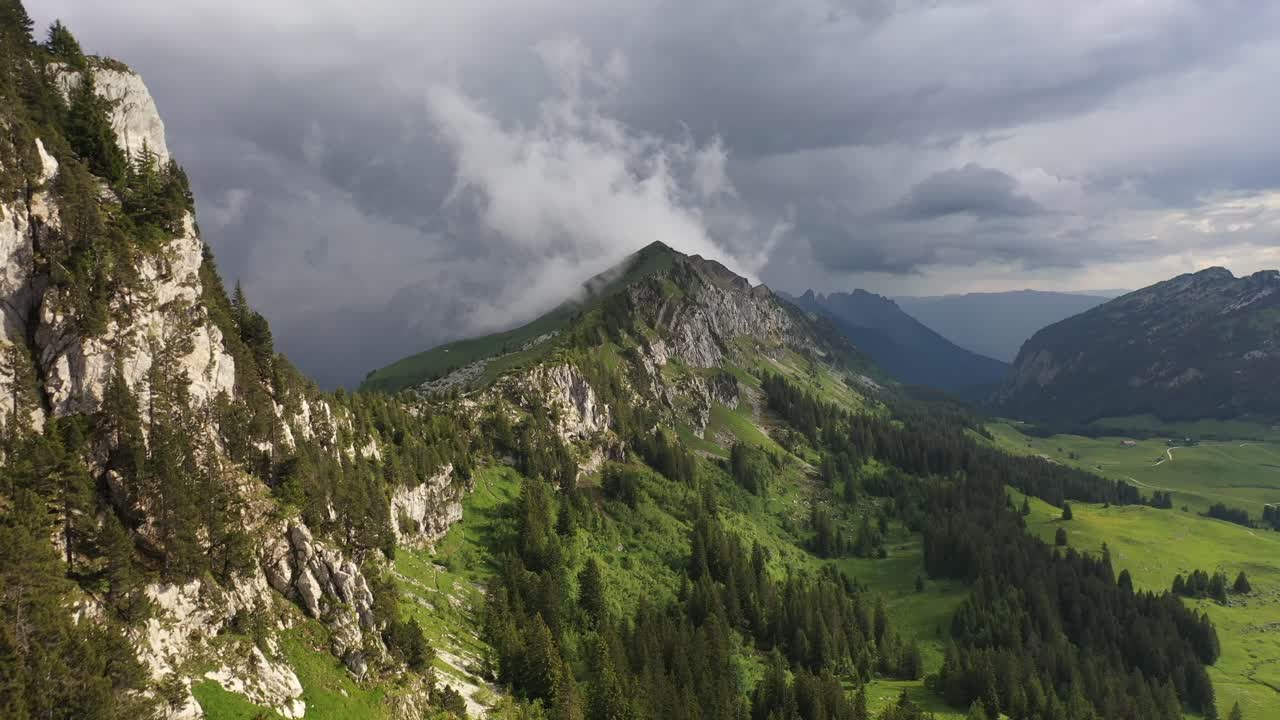 Dokonalé světlo během bouřlivého dne ve Francouzských Alpách