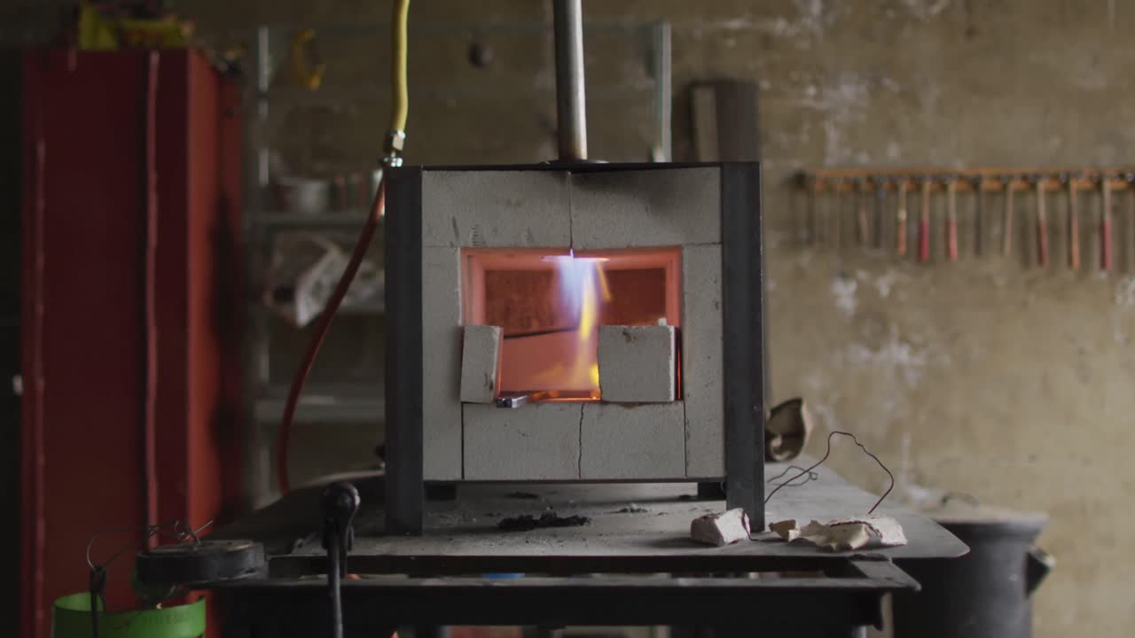 закрытие печи и инструменты на столе в мастерской