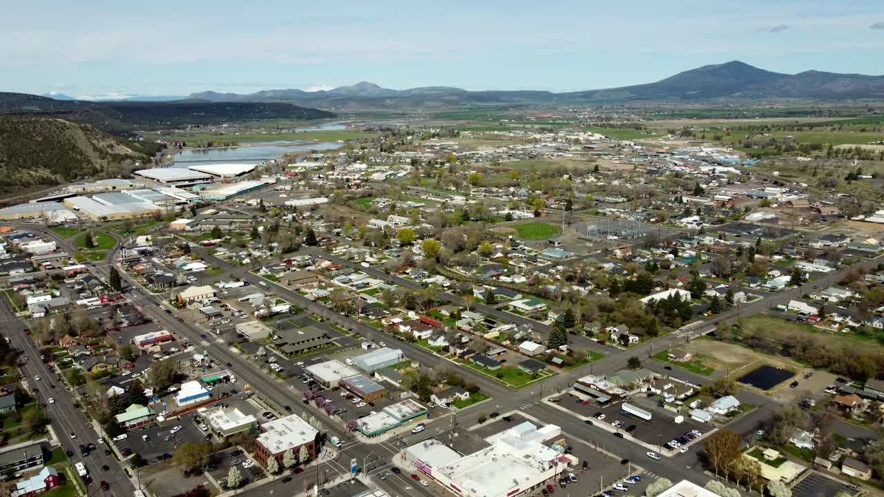 US, Oregon, Prineville, , 2025-04-11 - Drone view of the city and the Crooked River on a beautiful spring day in central Oregon