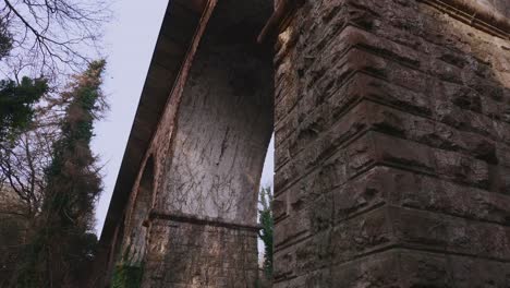 mirando hacia el puente de piedra desde un lado