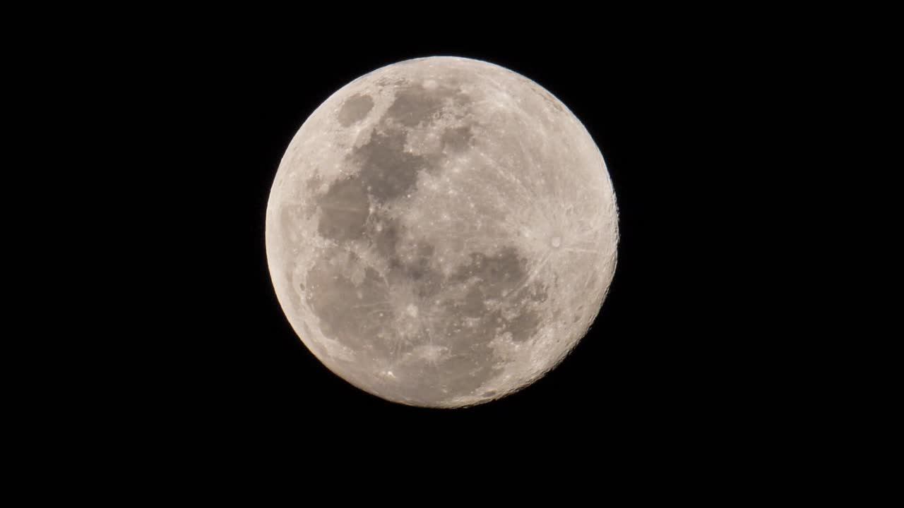 Grande lua redonda com zoom telefoto monocromático.