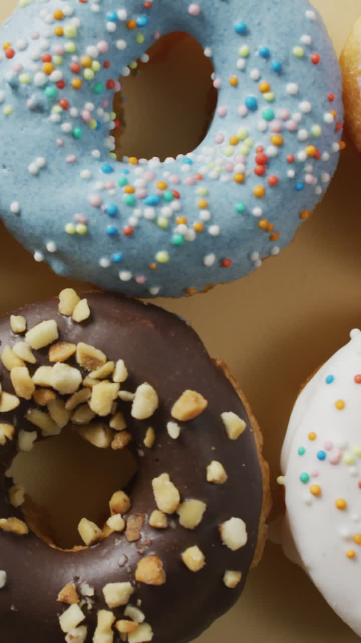 video de rosquillas con glaseado sobre fondo blanco
