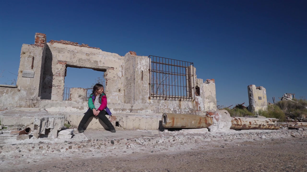 Una bambina triste devastata dalla distruzione del suo villaggio a causa della guerra.
