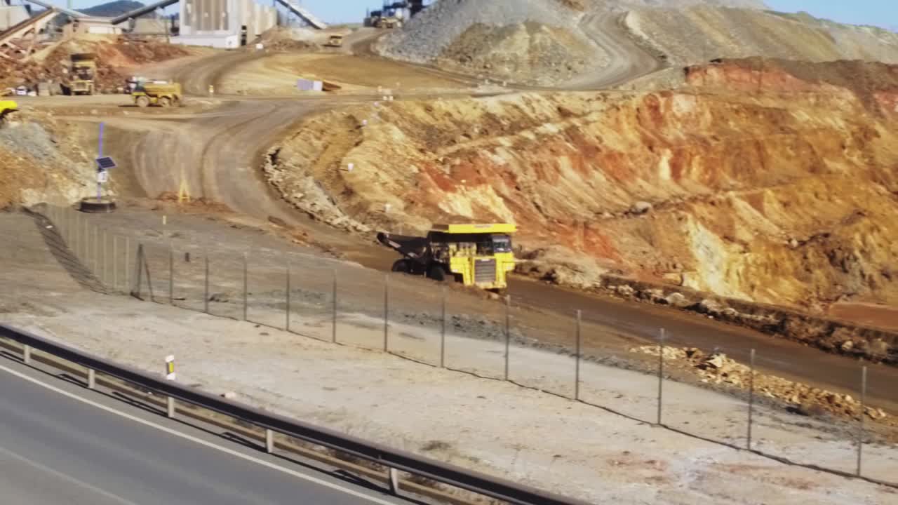 maquinaria pesada trabajando en la mina de cobre a cielo abierto de te riotinto