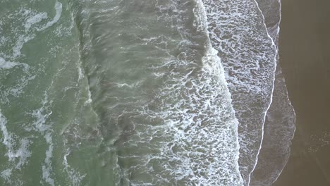 Antena-Desde-La-Parte-Superior-Vista-De-Drones-De-Olas-Salpicando-En-La-Orilla-De-La-Playa-General-Villamil-En-Ecuador