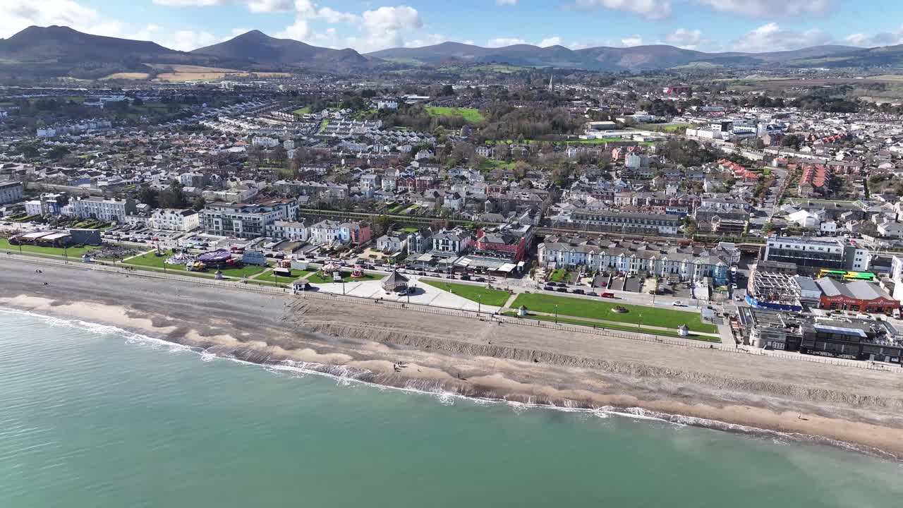 Fugleperspektiv av strand og promenade i kystbyen Bray i Irland. Solfylt dag.