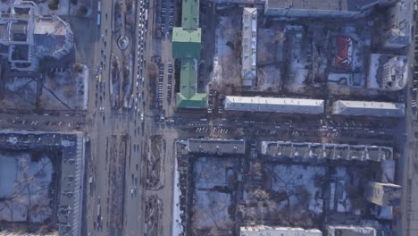 vista aérea de una intersección de la ciudad en invierno