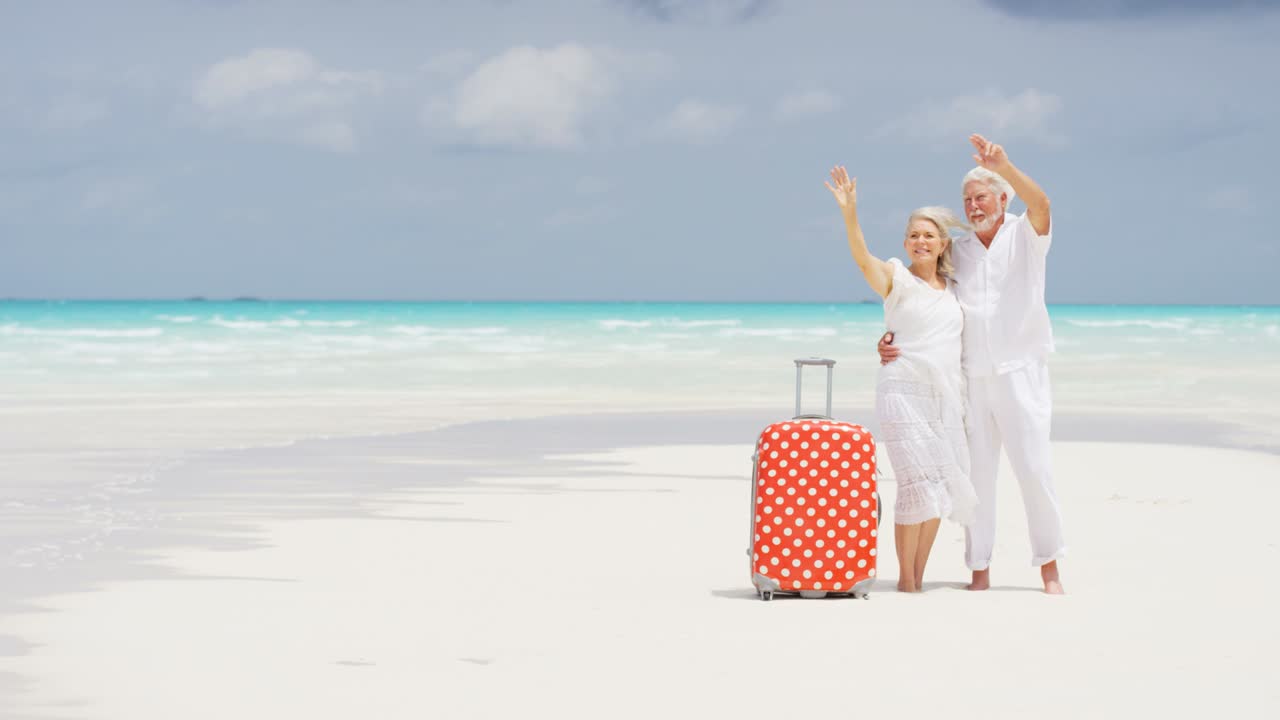 mujeres caucásicas mayores en la playa con maletas