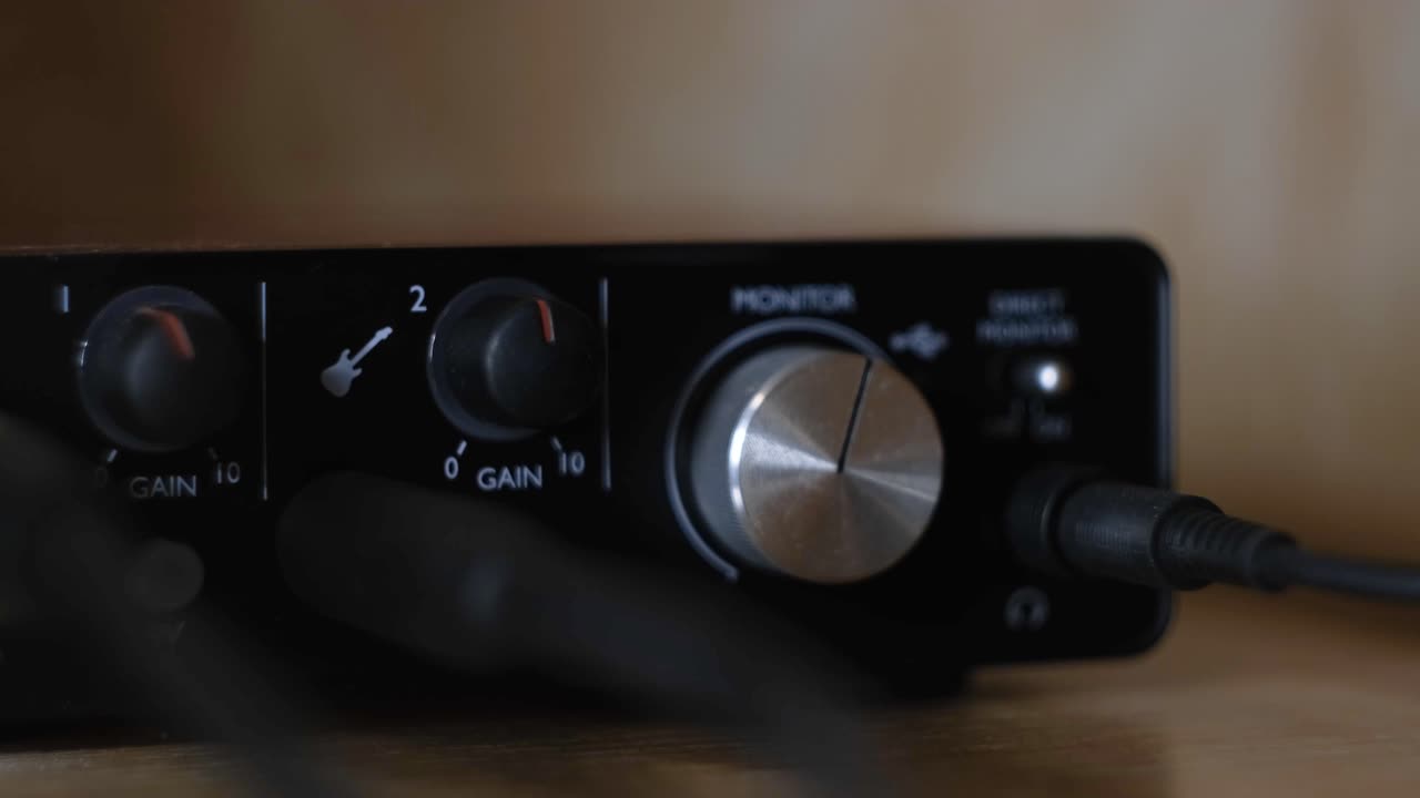 이득 제어 장치와 함께 오디오 인터페이스의 클로즈업