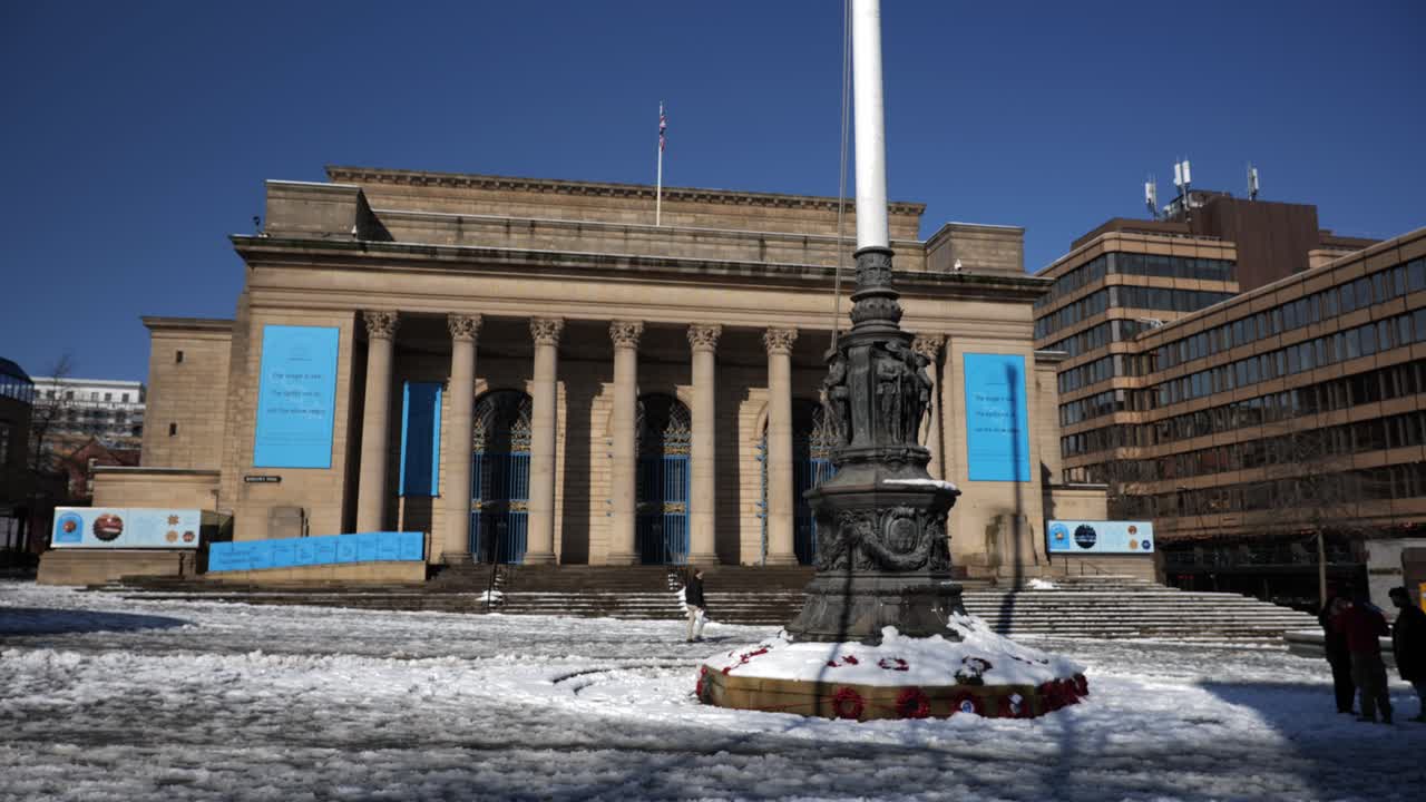 눈 오는 날, 셰필드의 햇빛 아래 시청과 전쟁 기념관