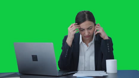 directora india enojada gritando en la pantalla verde del teléfono móvil