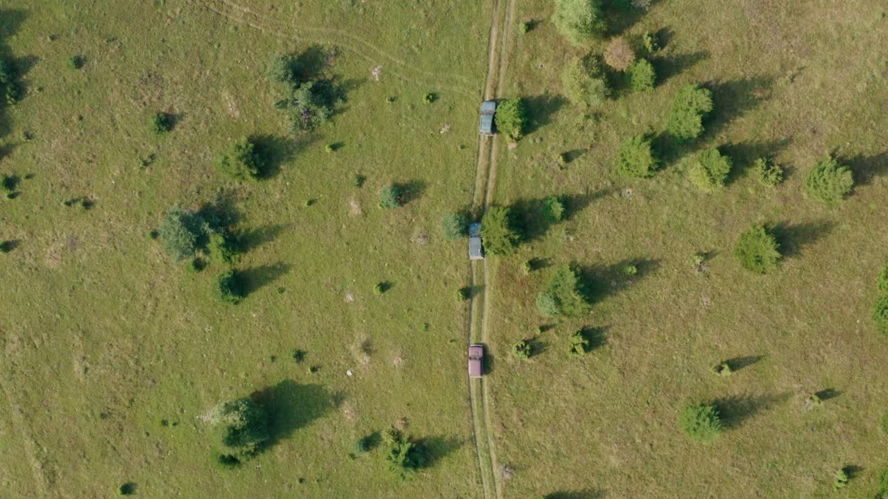 vehículos todoterreno 4wd que conducen por caminos de tierra en el campo, recorrido de aventura