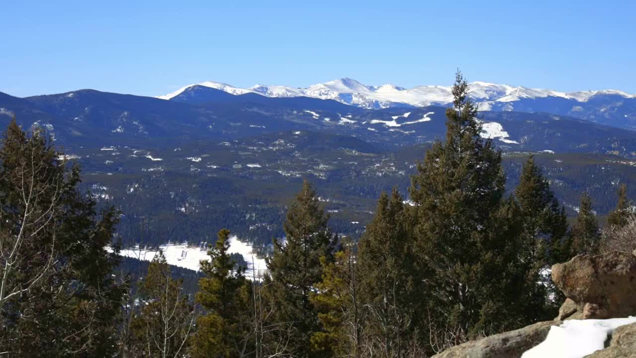 área forestal remota de colorado con vistas a la cumbre del monte evans y el área silvestre que la rodea