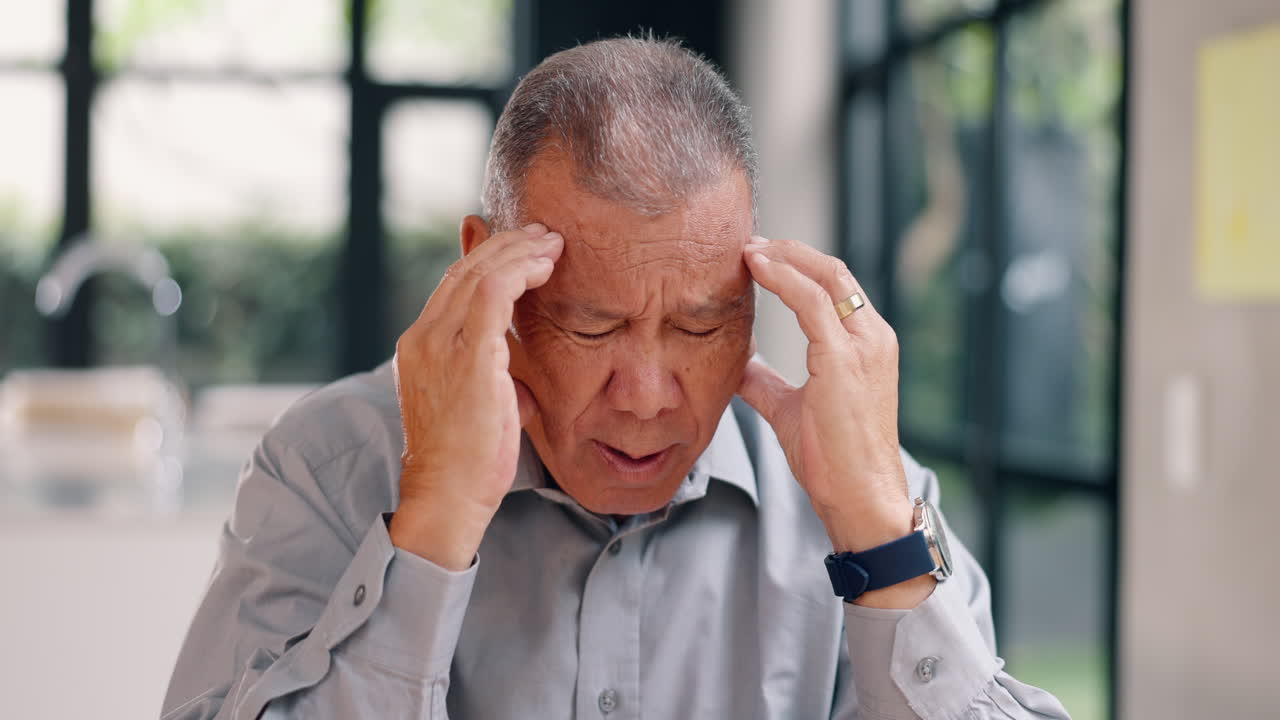 두통을 겪는 노인