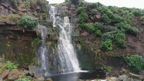 Imágenes-Aéreas-De-Drones-De-Una-Alta-Cascada-Rocosa-En-Los-Valles-De-Yorkshire,-Centavos