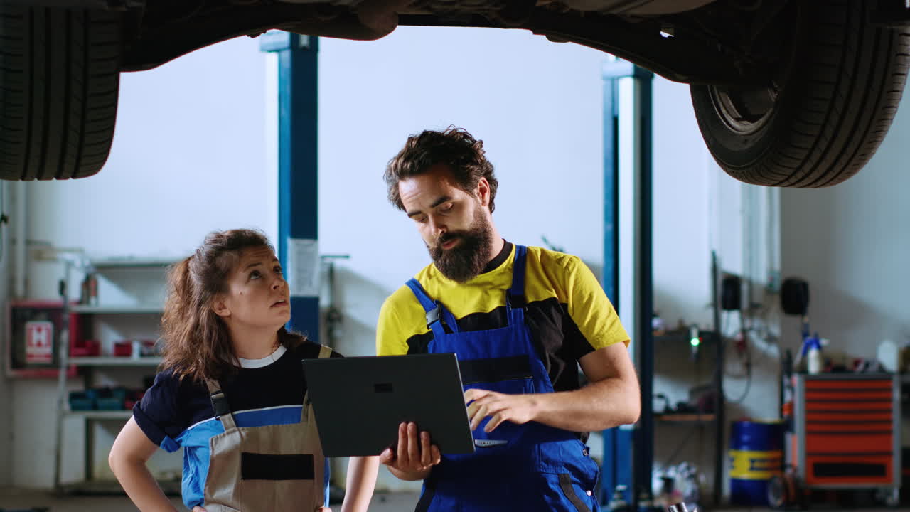 un soldado y una mujer buscan piezas de coche.