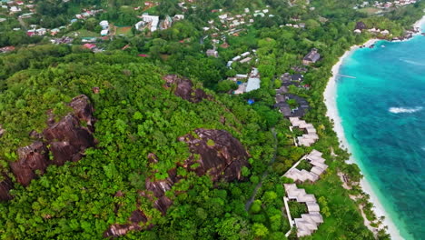 Filmische-Luftdrohnenansicht-Der-Insel-Mahè,-Seychellen,-Indischer-Ozean