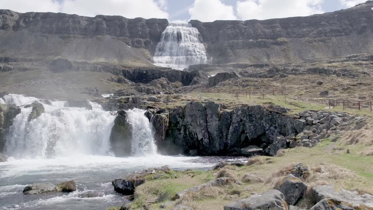 paisaje de montañas con cascada dynjandi o fjallfoss en islandia - toma amplia