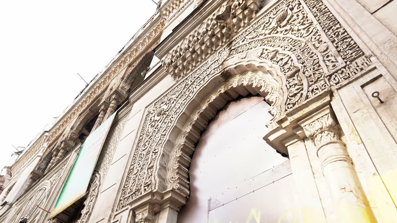 칠레 산티아고 센트로의 알함브라 궁전의 아랍 건축을 확립하는 악화된 건축