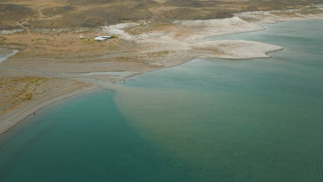 impresionante toma de dron con vistas al "lago jurásico", argentina