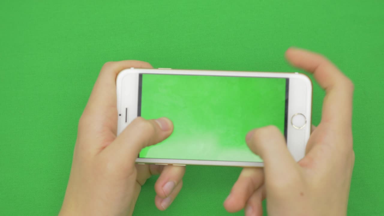 여러 가지 손짓으로 녹색 화면에서 스마트 폰을 사용하는 것, 수평으로, 가까이 - 녹색 화상