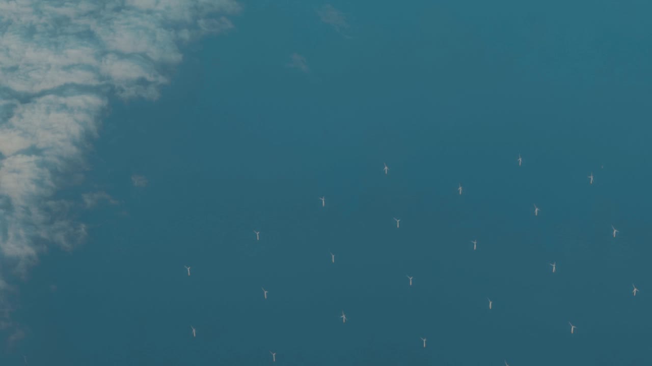 바다에서 풍력 터빈의 공중 샷