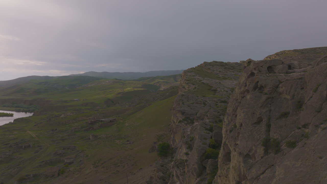 вид с дрона на холмы в центре лос-анджелеса, штат джорджия, сша