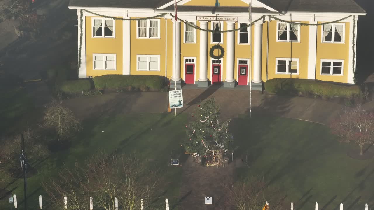 포트 랭글리 커뮤니티 홀 (fort langley community hall) 밖의 크리스마스 트리 (christmas tree) 는 이 많은 날에 안개를 고 있습니다.