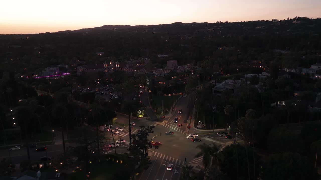 Ripresa aerea in discesa e panoramica del lussuoso Beverly Hills Hotel, il Pink Palace, al crepuscolo a Beverly Hills, California. 4K.
