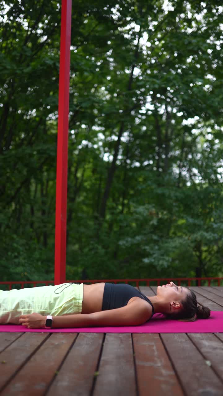 Mulher meditando ao ar livre