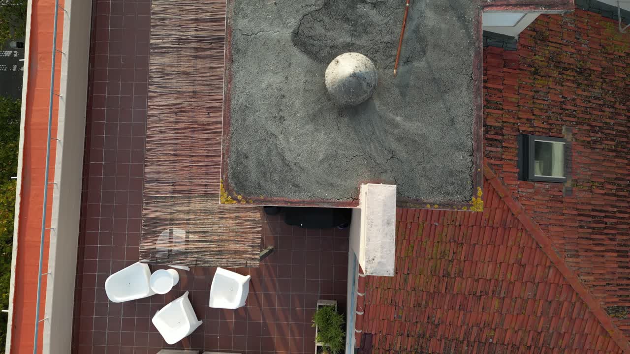 vista aérea de la terraza de una explanada vacía en la región de portugal, proporcionando una perspectiva única e inmersiva de los alrededores