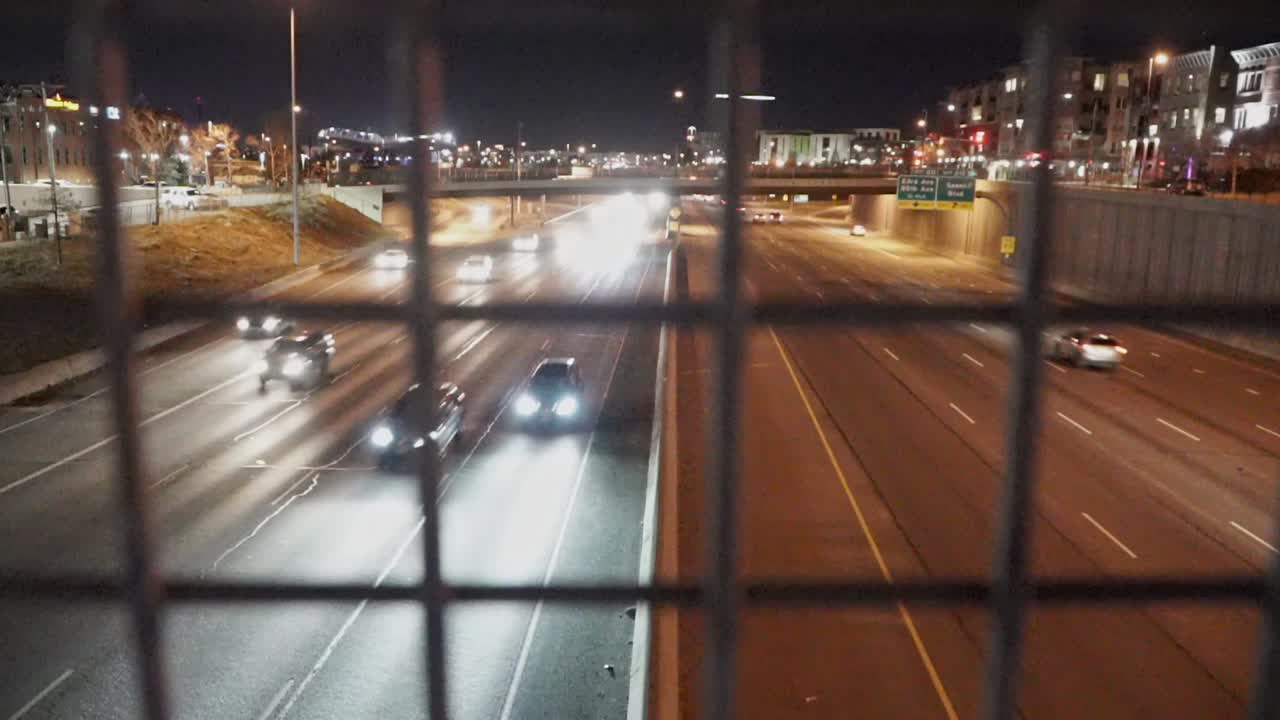 콜로라도 덴버의 고속도로 야간 타임랩스