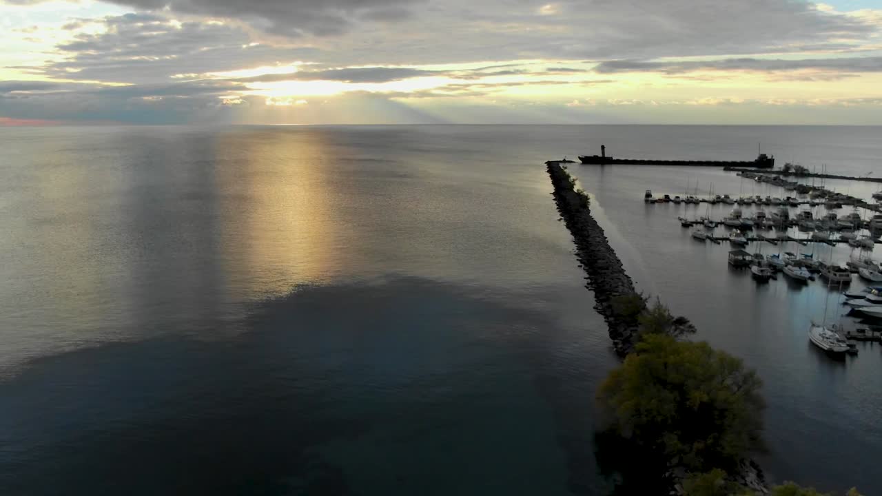 미시사가 항구에서 일출 시 보트 위를 날다