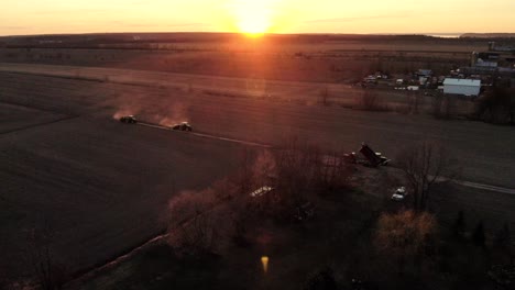 disparo de un dron de una hermosa puesta de sol sobre un campo agrícola