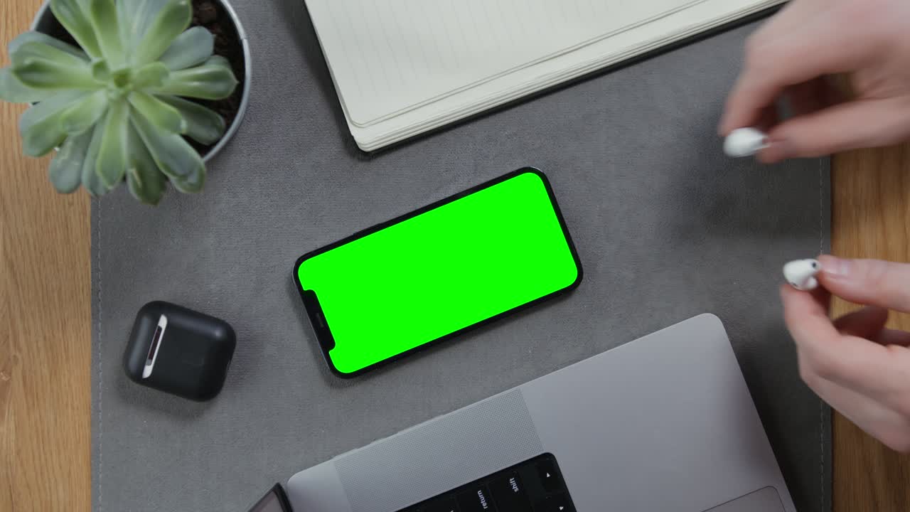 espacio de trabajo plano con teléfono inteligente, portátil y auriculares