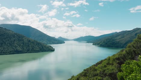 Luftflug-über-Pelorus-Sound-In-Marlborough-Sounds-An-Einem-Friedlichen,-Ruhigen-Tag-In-Der-Abgelegenen-Wildnis-Der-Südinsel-Neuseelands,-Aotearoa