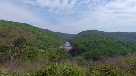 Dichte-Grüne-Wälder-Mit-Unberührtem-Wasserfall-Am-Tag-Aus-Flachem-Winkel.-Das-Video-Wurde-An-Den-Krang-Suri-Wasserfällen-In-Meghalaya-Im-Nordosten-Indiens-Aufgenommen