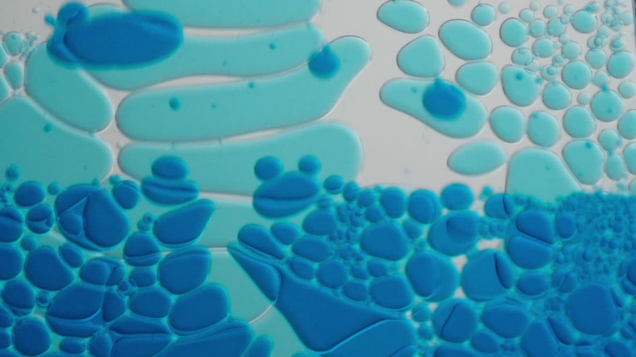 큰 방울에서 작은 방울로 떨어지는 물방울