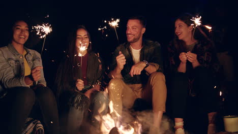 amigos celebran alrededor de la fogata con