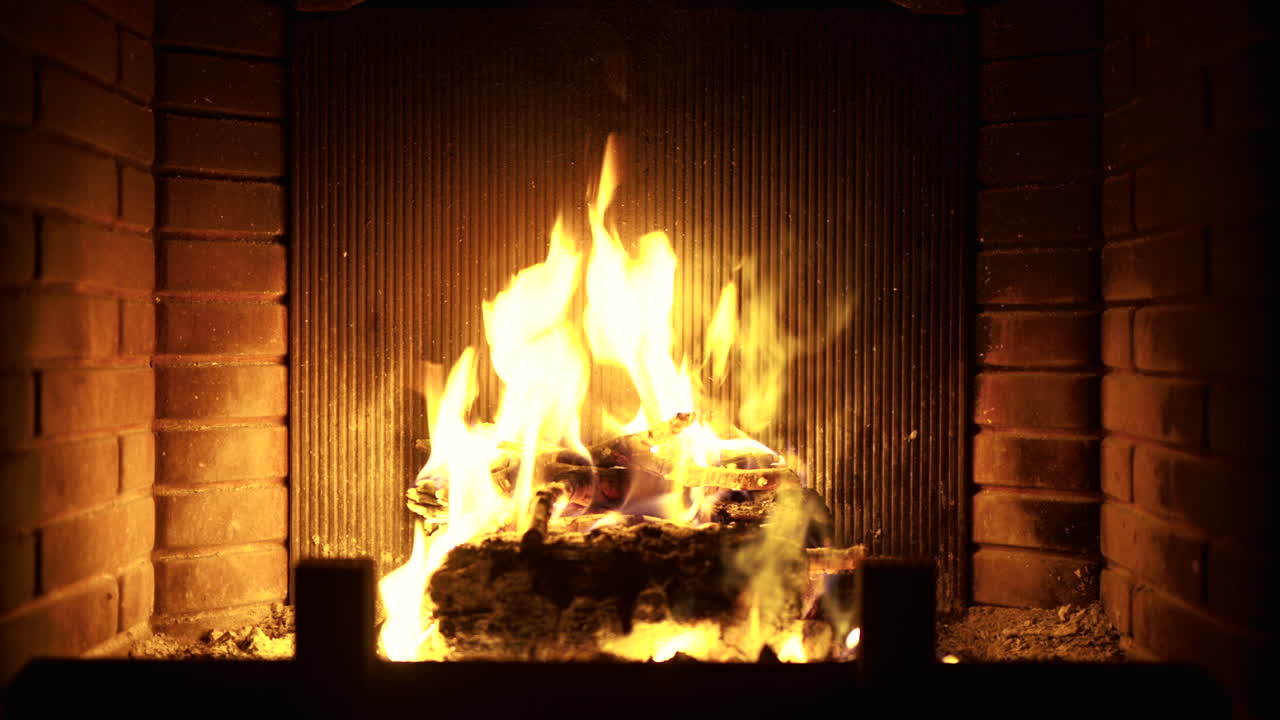 벽난로에서 나무를 태우는 것