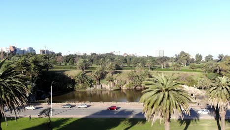 Drone-Tomas-Aereas-Paisaje-Lago-Montevideo-Uruguay-Parque-Rodo