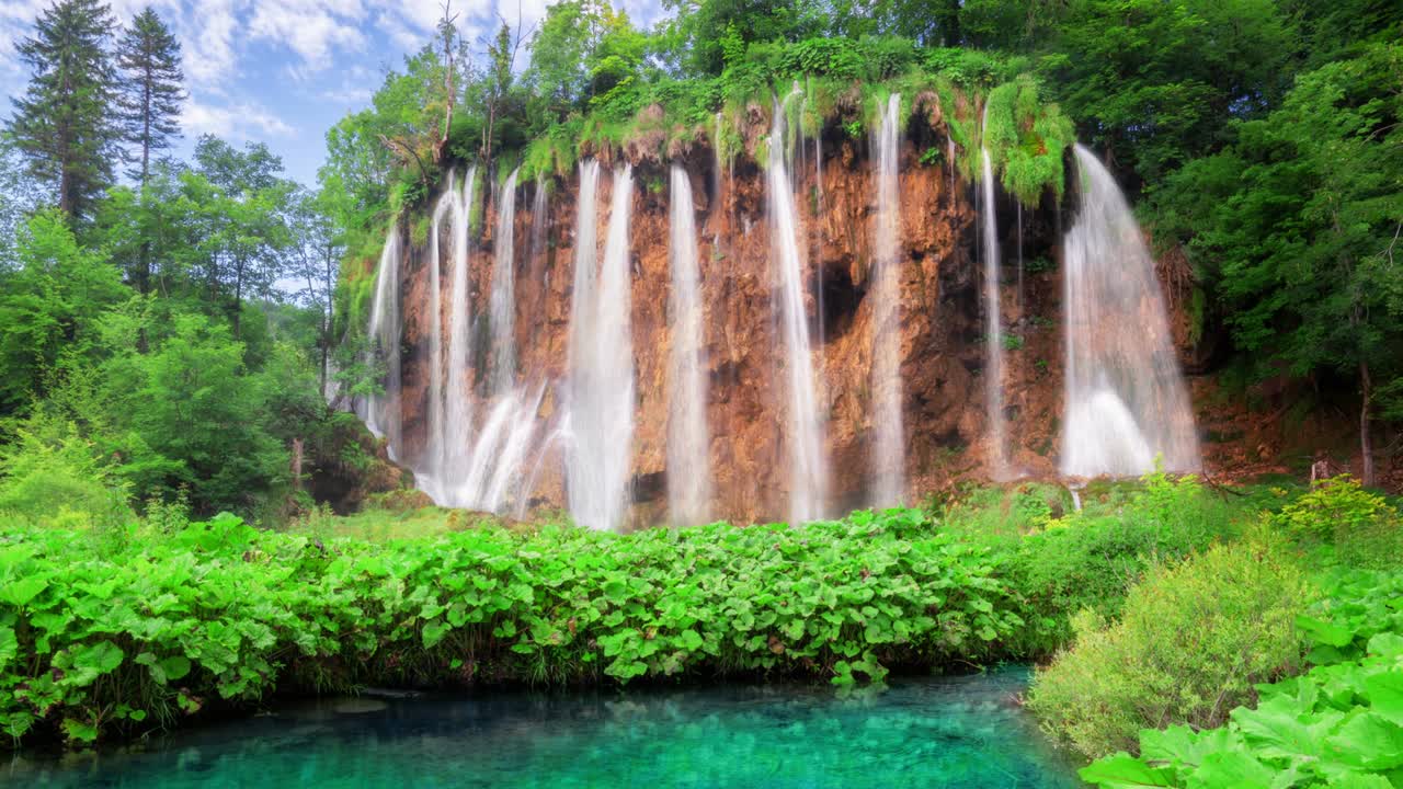 봄에 크로아티아의 플리트비체 호수에서 폭포 풍경의 시네마그래프 비디오