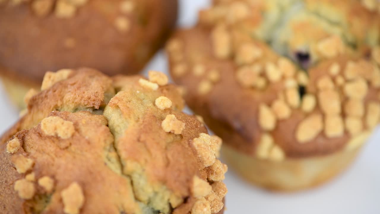 신선한 블루베리 머핀은 회전하는 접시 (무로 loopable)