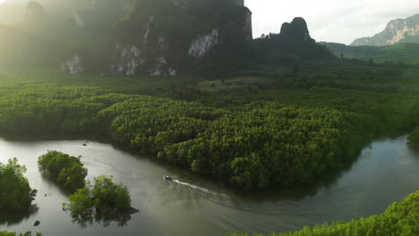 Luftaufnahme-Der-Krabi-Thailand-Bootsfahrt-Mangrove-Mit-Malerischer-Waldklippe-Und-Sonnenschein-Auf-Dem-Flusswasser,-Touristisches-Reiseziel-In-Asien