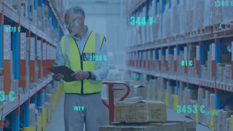 animación de procesamiento de datos digitales sobre hombre caucásico trabajando en un almacén