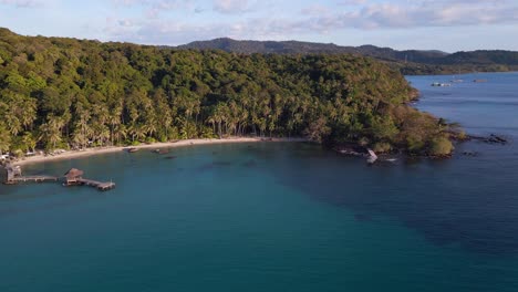 Majestätischer-Flug-Von-Oben-Aus-Der-Luft,-Ao-Noi-Beach-Paradise-Bay-Auf-Der-Laguneninsel-Ko-Kut,-Thailand,-Sommer-2022