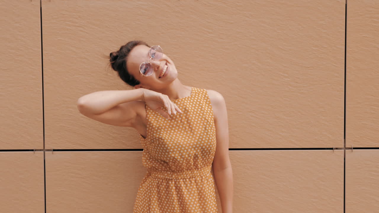 mujer feliz en vestido amarillo